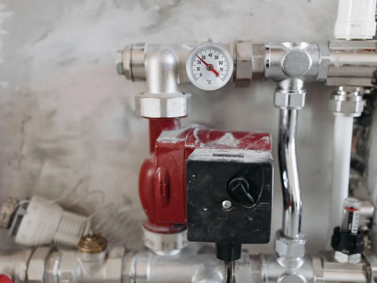 Heating circulation pump and pipework with a gauge