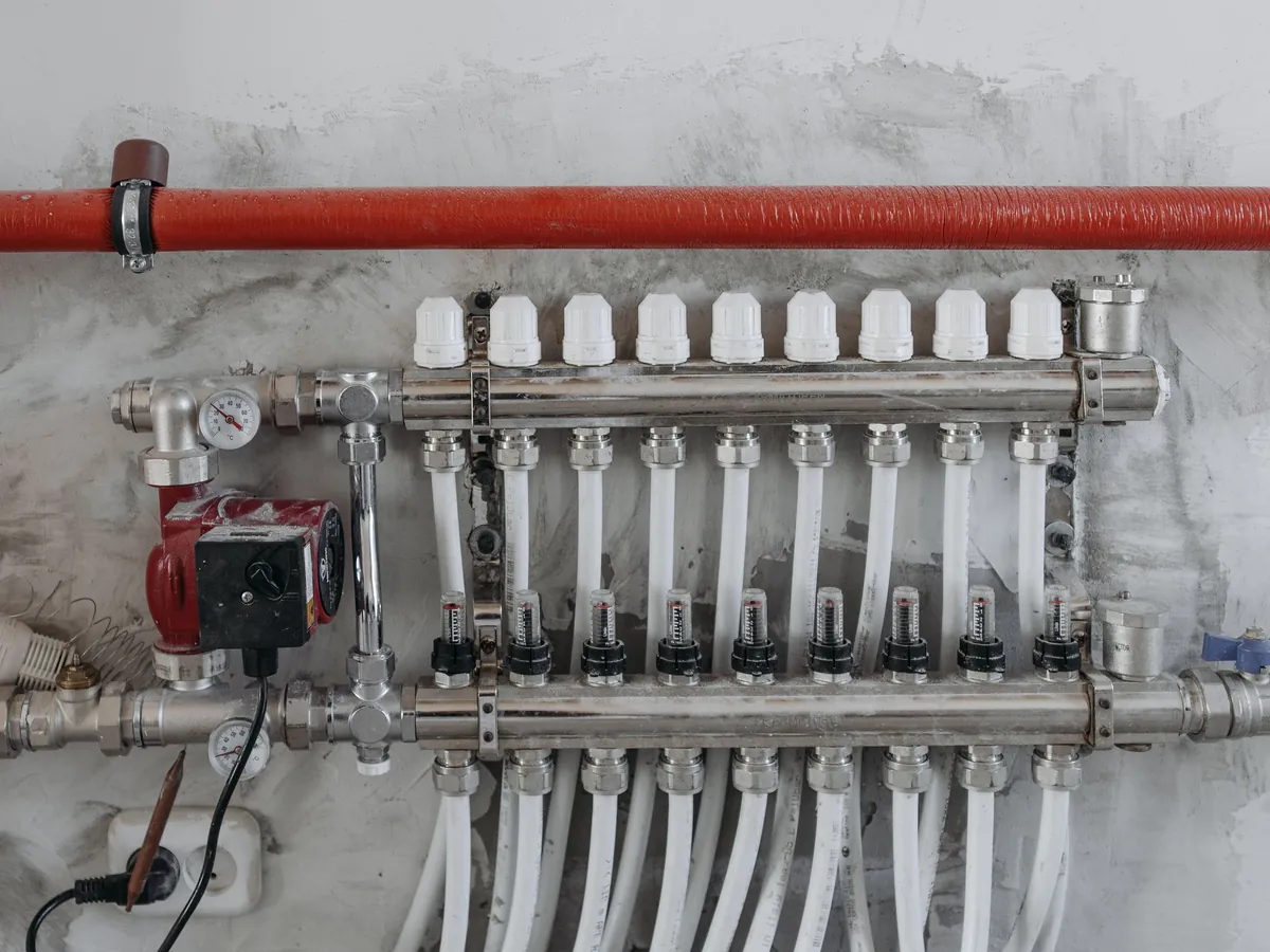 Underfloor heating manifold with flow gauges